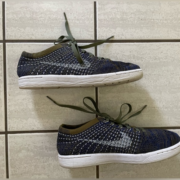 mesh knit nike sneaks. - Picture 2 of 5
